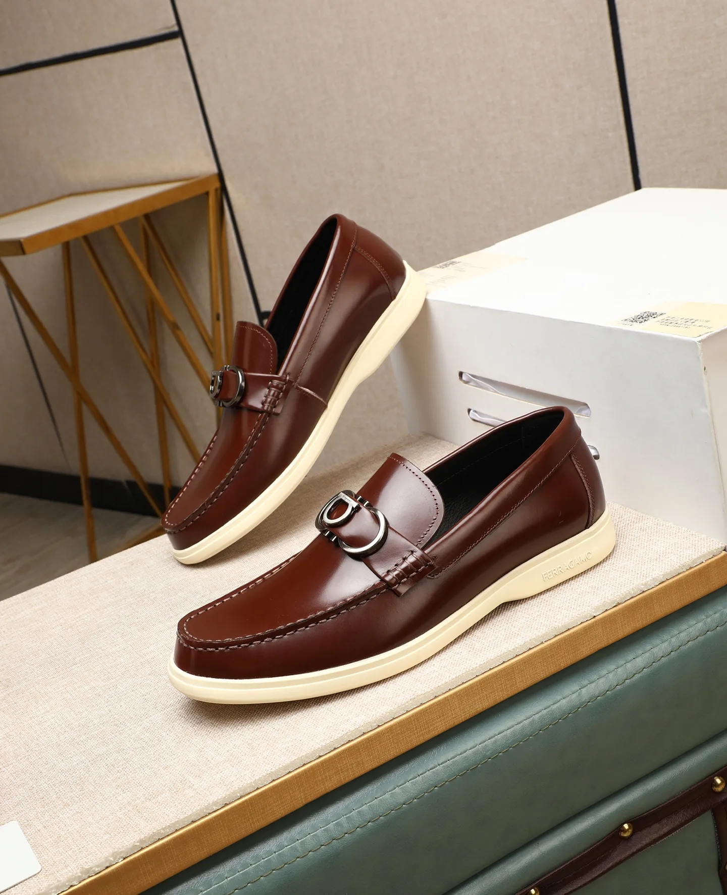 Men's shoes 💰580 📛📛(water-dyed cow lining) Salvatore Ferragamo high-end (Salvatore Ferragamo) is the top international luxury footwear brand. It comes from the fashion kingdom of Italy. It is famous all over the world for its traditional handmade design and novel styles... 🚶🏻🚶🏻New suit shoes are available simultaneously at the counter. This style is purely handmade. The fabric is imported Italian calfskin➕Soft water-dyed cowhide lining. Original authentic outsole🌀🌀Size: 38➖44 (45 46 customized)